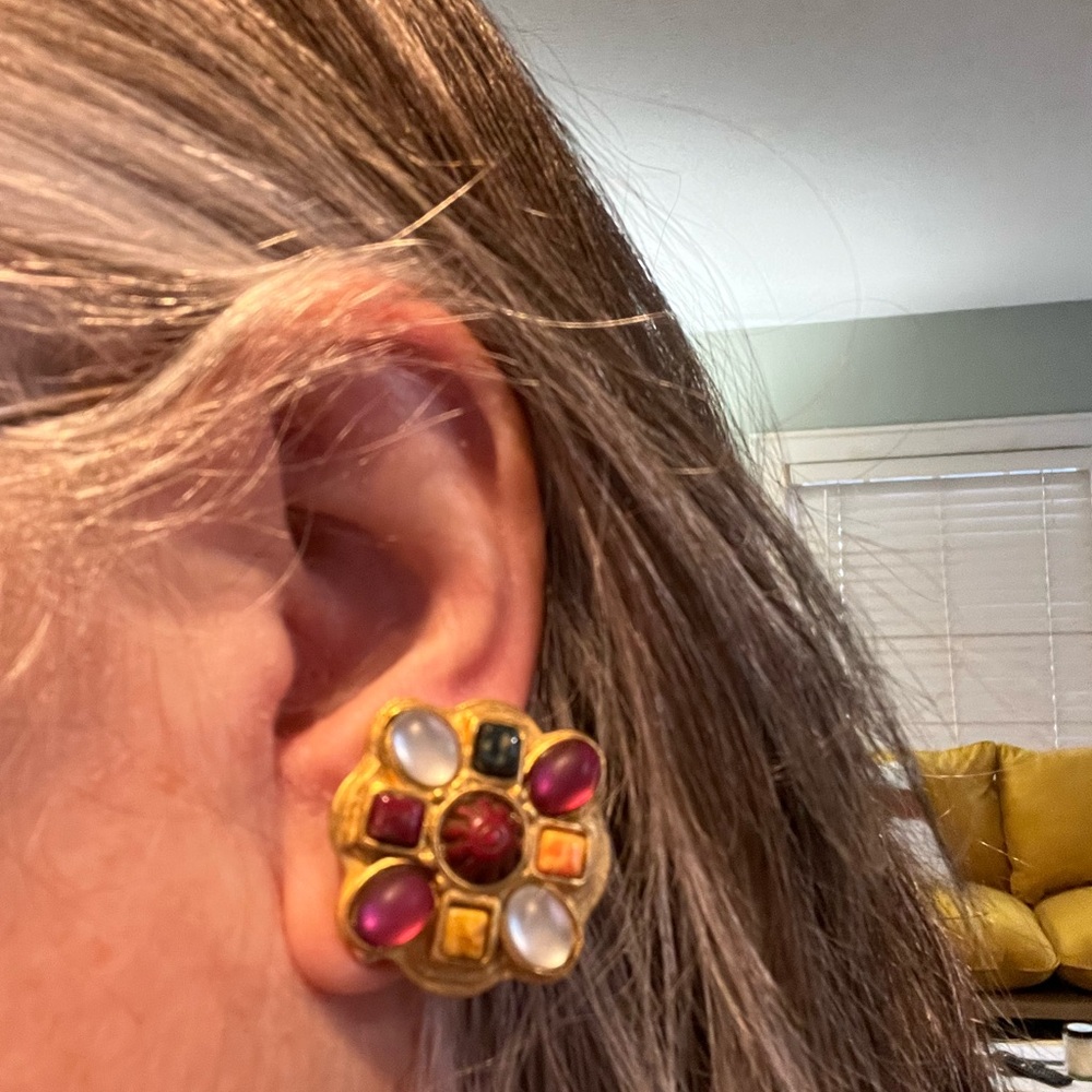 Vintage chunky clip on gold tone and jewel tone inserts. 1.25” across colorful.
